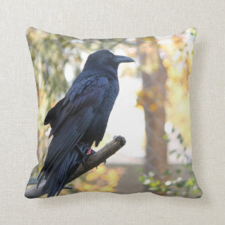 Almofada Corvo bonito empoleirado no travesseiro decorativo