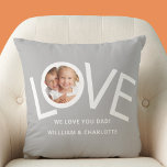 Almofada Costumamos amar-te a Cinza de fotografias de Pai<br><div class="desc">Este "Nós Amo-Te Pai!" O Travesseiro fotográfico é decorado com a palavra LOVE em tipografia branca em fundo de cinza. Facilmente personalizável com sua foto e seu nome. Perfeito como presente de Dia de os pais.</div>