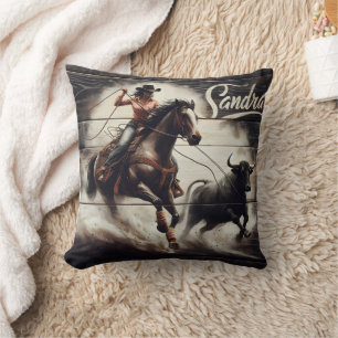 Almofada Cowgirl Roping a Bull em um evento Rodeo