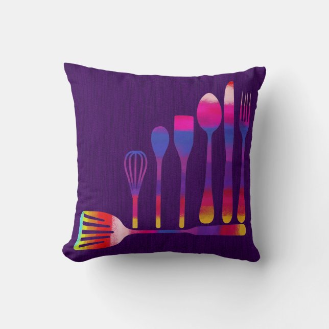 Almofada Cozinha Retro com Fundo Roxo Cozinhando (Frente)