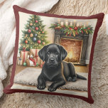 Almofada Cozy Labrador Puppy Black Lab Natal<br><div class="desc">Apresentando a adição perfeita ao seu decoro de Natal - nossos travesseiros de Natal Labrador Retriever! Disponíveis em labrador preto, amarelo ou chocolate, esses travesseiros são incontornáveis para qualquer amante de cachorro. Escolha entre cenas de lareira confortáveis, cachorros alegres na neve, ou cachorros-labradores festivos para fazer seu espaço vivo se...</div>