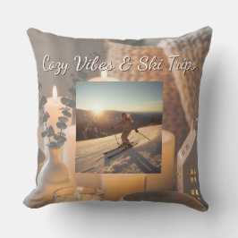 Almofada Cozy Ski Trip Throw Pillow | Mountain Lifestyle