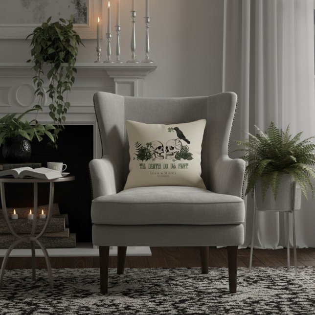 Almofada Crânio Floral do Dia de São Patrício Gótico Até a  (Gothic Irish 'Til Death Do Us Part White Pillow. Goth Illustration of 2 Skulls, Green Roses & Raven)