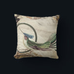 Almofada Creme & Green Hummingbird Abstrato Swirls<br><div class="desc">O travesseiro decorativo na moda apresenta um design artístico numa paleta de cor de marfim cremosa com sotaques verdes. Este design artístico apresenta a ilustração de beija-flor vintage de Ernest Haeckel como o ponto focal com sotaques azuis e verdes em um fundo abstrato neutro com uma composição de círculo geométrico....</div>