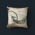 Almofada Creme & Green Hummingbird Abstrato Swirls<br><div class="desc">O travesseiro decorativo na moda apresenta um design artístico numa paleta de cor de marfim cremosa com sotaques verdes. Este design artístico apresenta a ilustração de beija-flor vintage de Ernest Haeckel como o ponto focal com sotaques azuis e verdes em um fundo abstrato neutro com uma composição de círculo geométrico....</div>