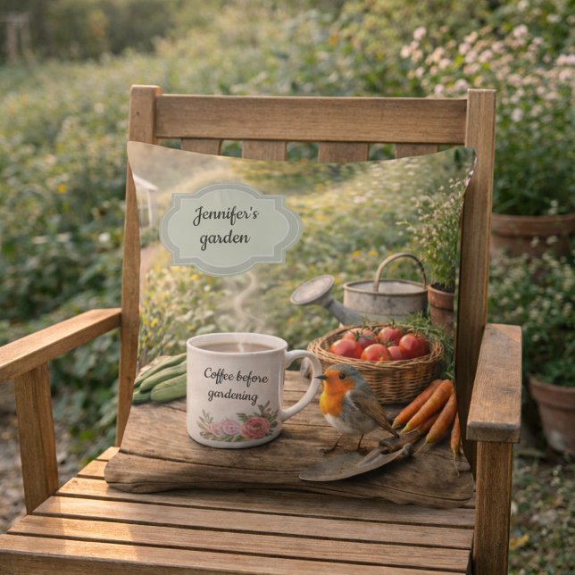 Almofada Crie seu próprio café antes de cuidar do jardim (Create your own coffee before gardenening garden outdoor pillow. You can add your own name and text.)