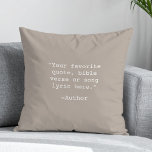 Almofada Crie sua própria cotação<br><div class="desc">Crie seu próprio travesseiro decorativo de cotação personalizado. Apresenta tipografia minimalista da máquina de escrever.</div>