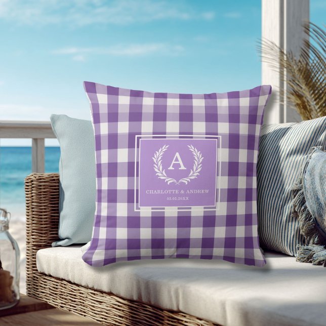 Almofada Crista de Monograma em Xadrez Roxo (Purple Gingham Monogram Crest Throw Pillow)