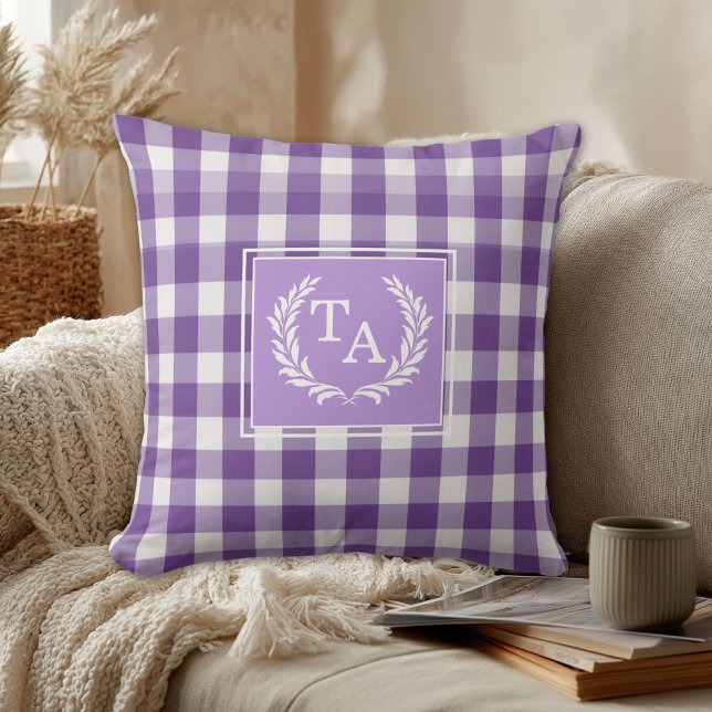 Almofada Crista de Monograma em Xadrez Roxo (Purple Gingham Monogram Crest Throw Pillow)