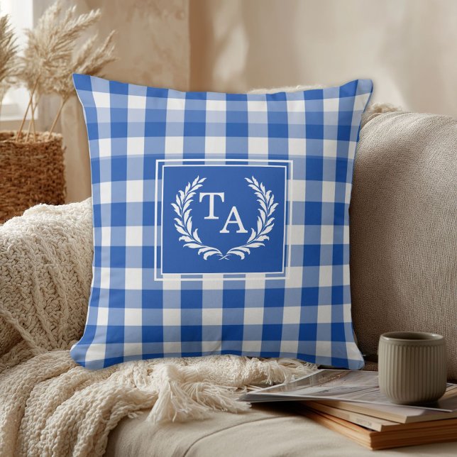Almofada Crista de Monograma Xadrez Azul (Blue Gingham Monogram Crest Throw Pillow)