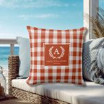 Almofada Crista de Monograma Xadrez Laranja Vermelho<br><div class="desc">Almofada com crista monogramática em xadrez vermelho-laranja elegante e rústica.</div>