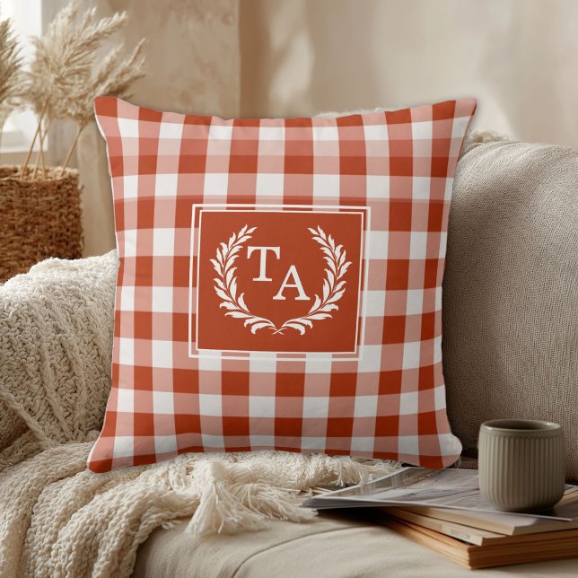 Almofada Crista de Monograma Xadrez Laranja-Vermelho (Orange-Red Gingham Monogram Crest Throw Pillow)