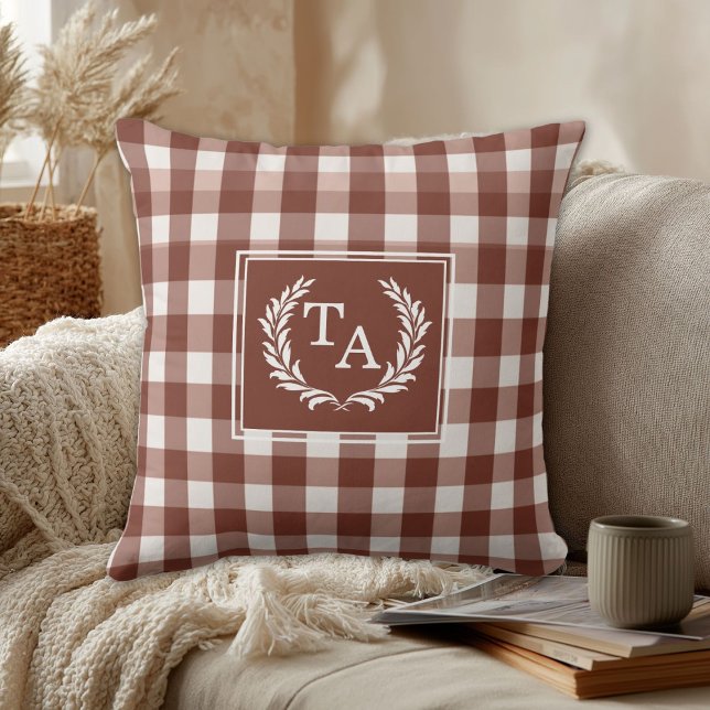 Almofada Crista de Monograma Xadrez Marrom (Brown Gingham Monogram Crest Custom Throw Pillow)