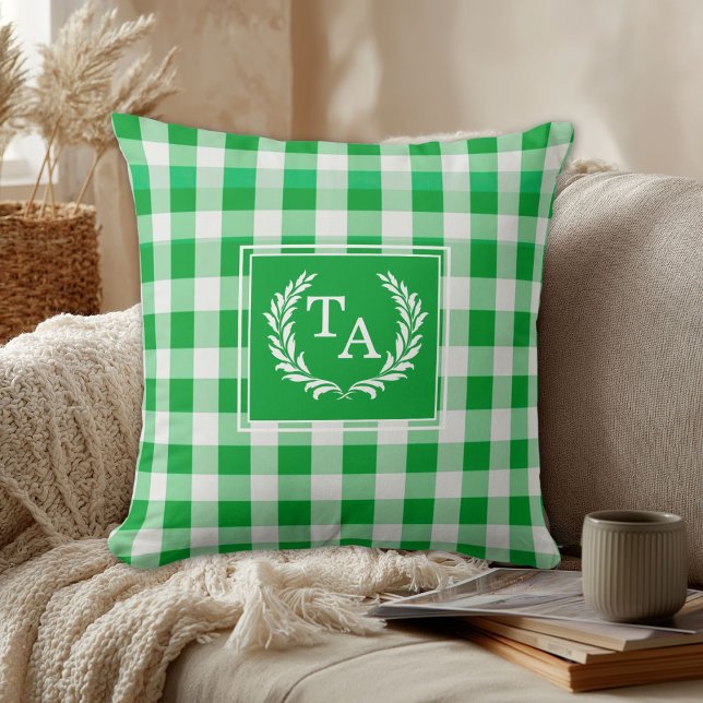 Almofada Crista de Monograma Xadrez Verde (Green Gingham Monogram Crest Throw Pillow)