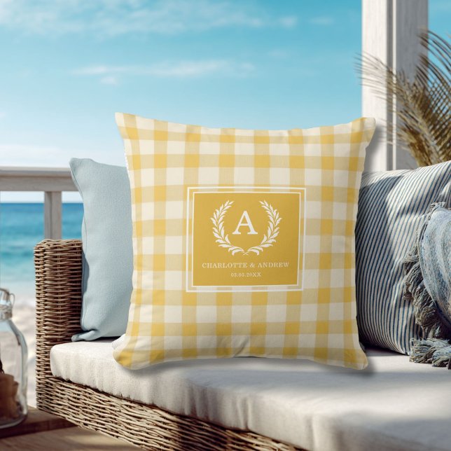 Almofada Crista Monogramática em Xadrez Amarelo (Yellow Gingham Monogram Crest Throw Pillow)