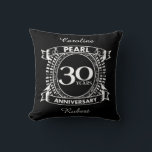 Almofada crista pérola do 30 de aniversário de casamento<br><div class="desc">Uma design romântica para comemorar seu 30 ano de casamento. Se você quiser alguma ajuda para personalizar este design, por favor, entre em contato comigo, eles podem pedir a este botão do designer, logo abaixo deste texto. Esta crista de 30 anos de aniversário de casamento tem o texto pérola, já...</div>