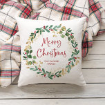 Almofada Curto e Script Modernos | Feliz Natal<br><div class="desc">Este travesseiro de Natal simples e na moda apresenta uma coroa estonteante de aquarela com folhas verdes e falsas de ouro e groselhas vermelhas,  e uma tipografia vermelha moderna de roteiro que diz "Feliz Natal" em um fundo branco.</div>