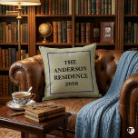Almofada Custom Anderson Residence 2026 Established Year Pe<br><div class="desc">Add a touch of personalized elegance to your home or celebrate a new chapter with this beautifully designed Custom Anderson Residence 2026 Established Year Personalized Throw Pillow. This square pillow features a timeless, minimalist design with a clean blue square border enclosing your custom text. Printed on a textured, taupe linen-burlap...</div>