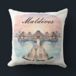 Almofada Custom Couple Maldives Honeymoon Keepsake<br><div class="desc">Transform any living space into a serene island getaway with this Personalized Watercolor Maldives Tropical Throw Pillow. This elegant, double-sided decorative accent features a stunning, hand-painted style illustration of a romantic couple walking along a wooden pier toward luxury overwater bungalows. Whether you are commemorating a 2026 honeymoon, a milestone wedding...</div>