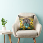 Almofada Cute March Hedgehog with Aquamarine Heart<br><div class="desc">A cute hedgehog holding an aquamarine heart sits in a field of yellow daffodils.</div>