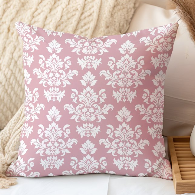 Almofada Damasco de pintura branca e rosa poeirento (Dusty Pink and White Vintage Damask Throw Pillow in a neutral boho bedroom.)
