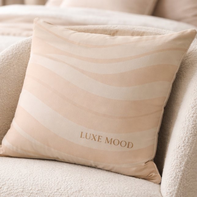 Almofada de Arremesso Bege com Ondulações Rosadas (A diagonal blush ripple across warm beige brings gentle movement to neutral interiors.)