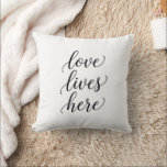 Almofada de Arremesso com Letreiro de Amor Vive Aq<br><div class="desc">Crie um espaço caloroso e significativo com esta elegante arte de parede “O Amor Vive Aqui”. Projetada em um estilo de tipografia de roteiro limpo,  esta impressão minimalista em preto e branco adiciona um toque atemporal a qualquer lar. Almofada de Arremesso</div>