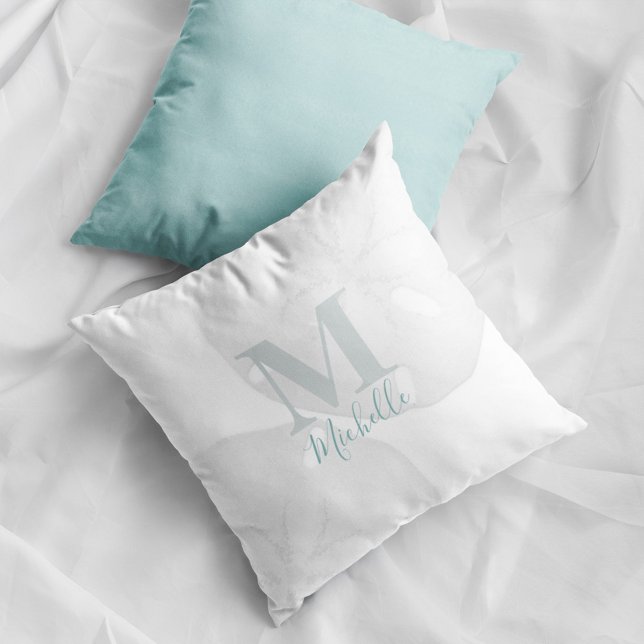 Almofada de Arremesso com Monograma de Dólar de Ar (Coastal monogram pillow with sand dollar design and personalized name beach house decor accent.)