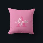 Almofada de Arremesso com Monograma de Letra Inici<br><div class="desc">Esta linda e estilosa almofada apresenta um arranjo elegante de nome (em branco) e inicial de monograma (em rosa quente) em um lindo fundo rosa. A almofada é fácil de personalizar digitando o nome e a inicial de sua escolha no modelo de personalização online antes de fazer o pedido. O...</div>