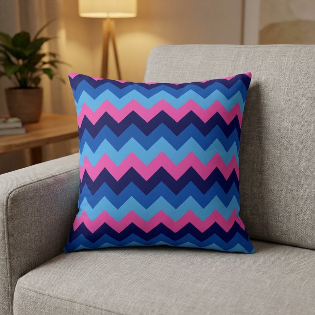 Almofada de Arremesso com Padrão Chevron Rosa Azul (Cool Blue Pink Chevron Pattern Throw Pillow on a sofa in a living room.)