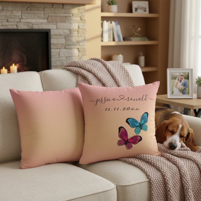 Almofada de Arremesso de Casamento com Nomes e Dat (Rose gold wedding pillow with custom names connected with a heart, wedding date and butterflies.)
