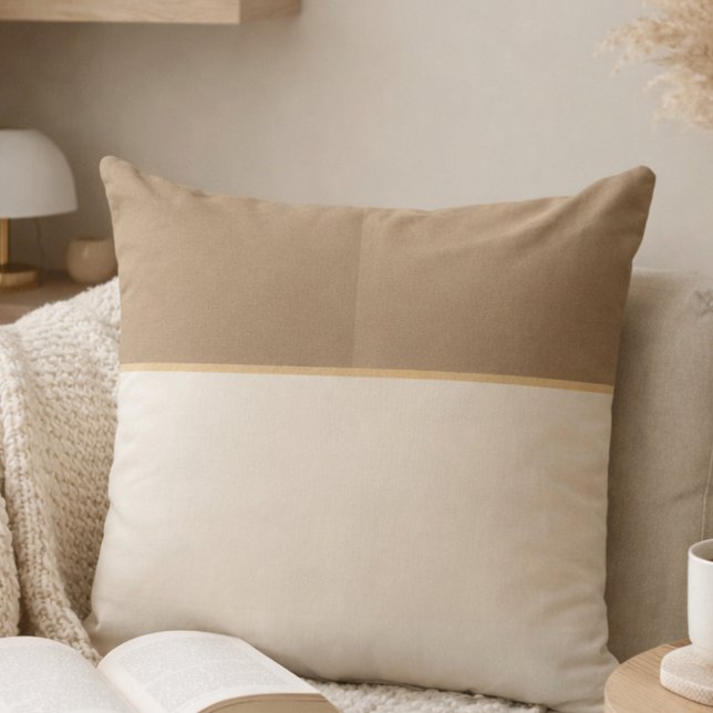 Almofada de Arremesso Dividir Marrom Claro Marfim (Ivory and taupe tones meet a quiet gold divide for balanced, elevated living.)