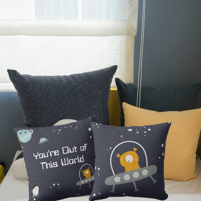 Almofada de Arremesso Espacial Fora deste Mundo (Front and Back of Pillow Shown)