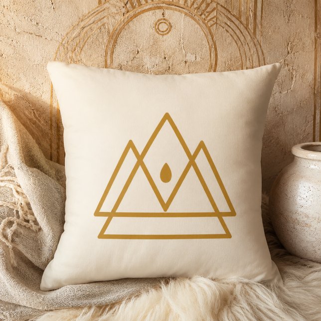 Almofada de Arremesso Picos Sagrados Dourados (Golden geometric peaks bring warm boho charm to serene farmhouse and modern living spaces.)