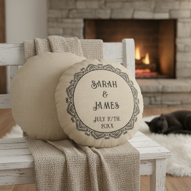 Almofada de Casamento Rústica Redonda de Fazenda c (Personalized round wedding pillow.)