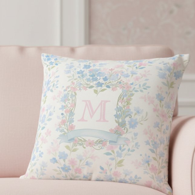 Almofada de lançamento com monograma floral elegan (elegant grandmillennial floral throw pillow with pastel pink and blue flowers custom family crest)