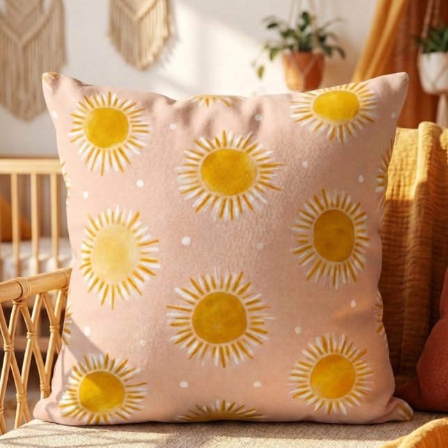 Almofada de lançamento do padrão de sol de sol (Soft nursery pillow with watercolor sun pattern on rattan chair in warm neutral room)