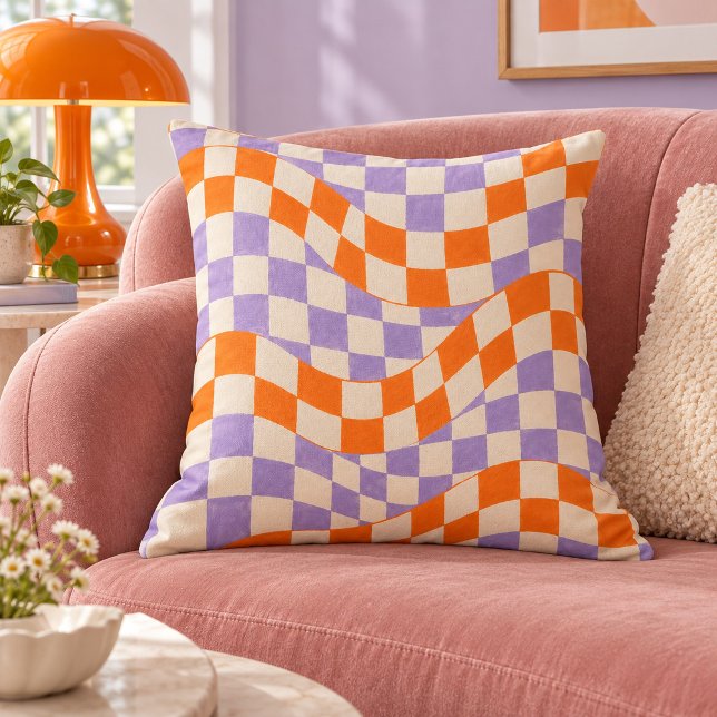Almofada de lançamento Twist Check Feliz (16 inch cotton throw pillow. Same flat printed design both sides. Styled scene; props not included.)