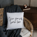 Almofada Dê-Se Um Travesseiro decorativo De Amor<br><div class="desc">Este travesseiro é uma maneira excelente de se lembrar de se autocuidar e também seria um presente excelente para alguém que passasse por um período difícil.</div>