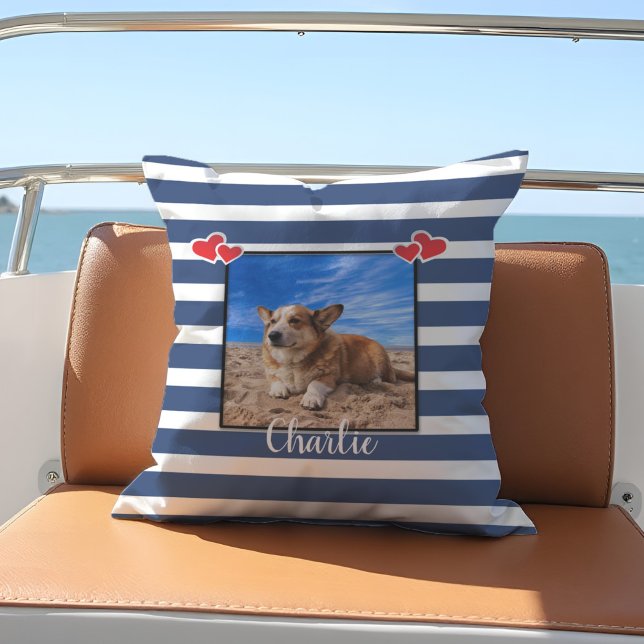 Almofada Decor de Barcos Fotográficos Náuticos Corações com (Custom nautical photo pillow with classic blue and white stripes and a beachy vibe for boat decor.)