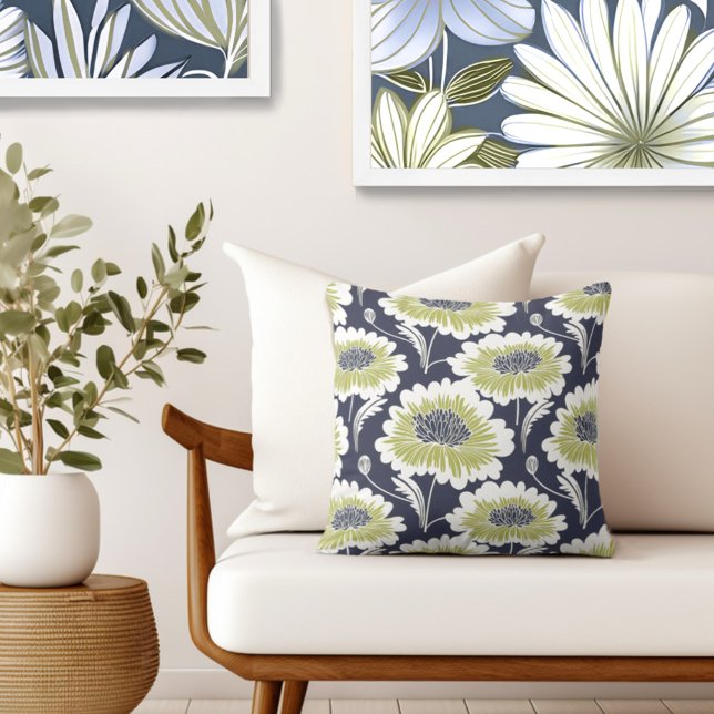 Almofada Decoração Floral (Complete your elegant retro look with an exclusive Wild on Flowers Throw PIllow.)