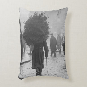 Almofada Decorativa 1915: Um soldado carregando uma árvore de natal