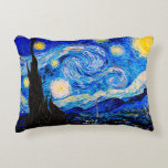 Almofada Decorativa A Noite Estrelada de Vincent Van Gogh<br><div class="desc">Vincent Van Gogh Na Noite Estrelada. Esta é uma antiga obra-prima do pintor mestre holandês Vincent Van Gogh. Esta pintura de paisagem artística fina tem uma cor bela,  vibrante e saturada. Vincent Van Gogh era um pintor impressionista holandês. Esta imagem está no dominio público</div>