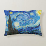 Almofada Decorativa A Noite Estrelada | Van Gogh |<br><div class="desc">A Noite Estrelada é uma pintura a óleo na canvas do pintor holandês Poste-impressionista Vincent van Gogh. Pintado em junho de 1889, ele mostra a visão da janela voltada para leste de sua sala de asilo na Santo-Rémy-de-Provence, pouco antes do nascer do sol, com a adição de uma vila imaginária....</div>