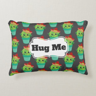 Almofada Decorativa Abrace-me cacto verde em um teste padrão vermelho