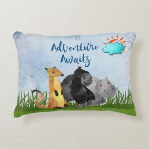 Almofada Decorativa Adventure Awaits - Gorilla Hippo e Meerkat