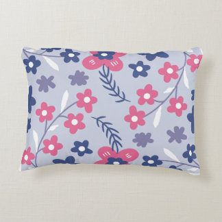 Almofada Decorativa As cores dominantes são tons de azul e rosa