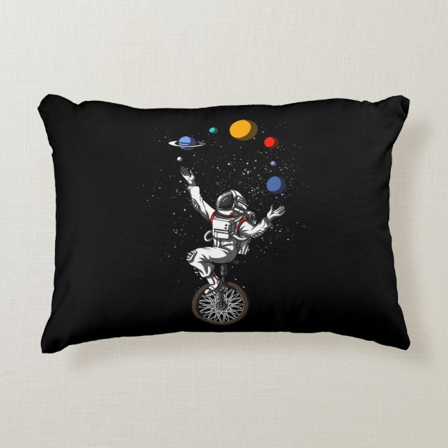 Almofada Decorativa Astronauta Espacial Fazendo Malabarismo Planetas A (Frente)