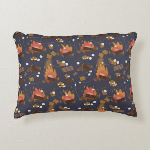 Almofada Decorativa Aventura e Marshmallow de Acampamento de Fogo
