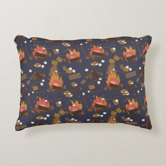 Almofada Decorativa Aventura e Marshmallow de Acampamento de Fogo (Frente)
